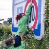 Spritsparen statt Subvention: Greenpeace bringt Tempo-100-Schilder an