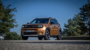 Fiat Grande Panda in gold fotgrafiert