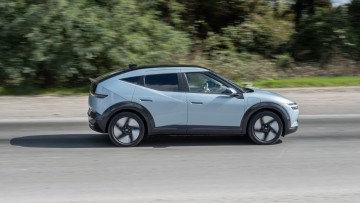 Hyundai Ioniq 3 fahrend von der Seite als Mitzieher fotografiert