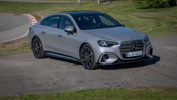 Neue Mercedes C-Klasse elektrisch von vorn fotografiert, C 400 4Matic in Lavendelsilber 