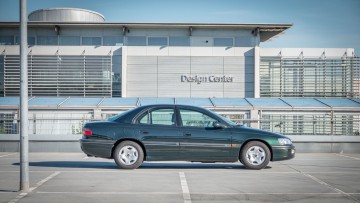 Seitenansicht des Opel Omega vor dem Opel Design-Zentrum in Rüsselsheim