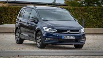 VW Touran 2.0 TDI DSG Highline in dunkelblau stehend schräg von vorn fotografiert