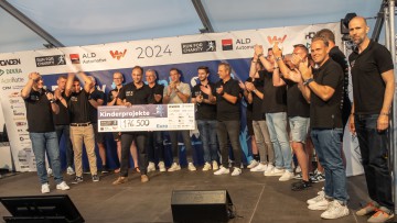 ALD und Leaseplan Run For Charity Spendensumme von 176.500 Euro auf übergroßem Spendenscheck aufgeschrieben