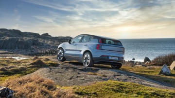 Volvo EX30 steht auf Felsen vorm Meer