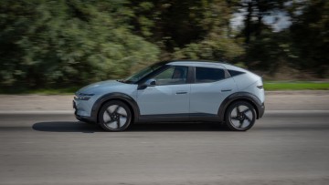 Hyundai Ioniq 3 fahrend von der Seite aufgenommen