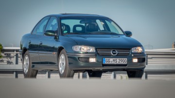 Opel Omega MV6 in dschungelgrün von vorn fotografiert