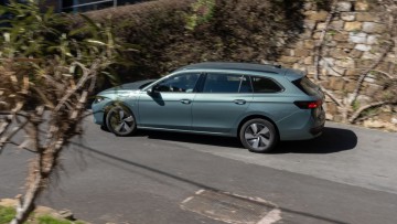 VW Passat Mitzieher vor einer Steinwand
