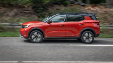 Mitzieher des Opel Frontera Electric, von rechts nach links fahrend