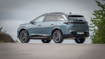 Heckansicht des Peugeot 5008 Elektro gegen den Himmel fotografiert. Sieht aus wie Freisteller