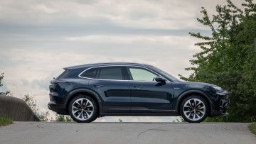 Seitenansicht des Porsche Cayenne ELectric gegen den Himmel aufgenommen
