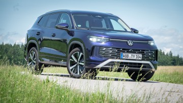 Foto vom VW Tayron in ultraviolett aufgenommen schräg von vorn tief