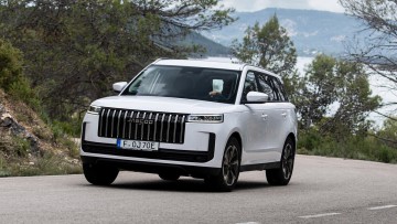 Jaecoo bietet sein SUV-Modell 5 nun mit Hybridantrieb an.