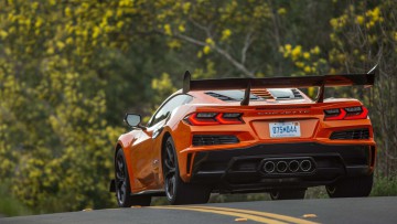.079 PS aus dem 5,5-Liter-Biturbo-V8 liefern nach wie vor den Grundton, dazu kommen 189 PS aus einem Elektromotor an der Vorderachse.