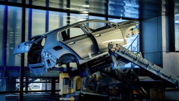 Die Zahl der Beschäftigten in der deutschen Autoindustrie sinkt.