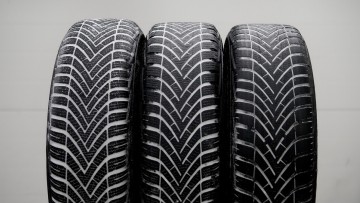 Der ADAC hat unterschiedlich stark abgefahrene Reifen getestet