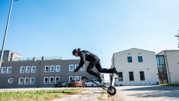 Eine Bordsteinkante kann angesichts der kleinen Räder von E-Scootern leicht einen Unfall provozieren