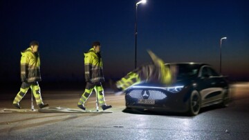Ein Straßenwachtfahrer würde in seiner Kleidung von einem Notbremsassistenten in der Nacht übersehen werden.