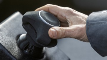 Das New Input Device (NID) sieht in etwa so aus wie ein mit Alcantara überzogener Tankverschluss