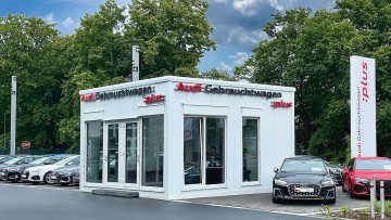 Zwei Verkäuferarbeitsplätze mit kleinem Lagerraum beherbergt der GW-Verkaufspavillon im Audi Zentrum in Bonn.