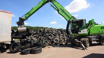 Bagger mit Altreifen