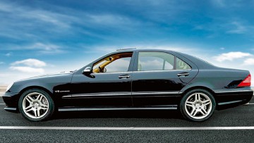 Bilstein und R-Customs bieten für die Mercedes-Baureihen W220 und C215 jetzt eine praxisnahe Lösung für altersschwache Luft- und ABC-Fahrwerke.