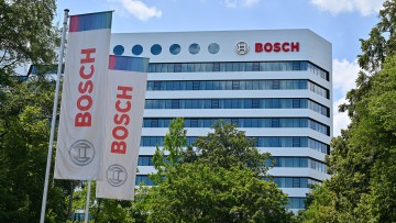 Gerlingen: Zwei Fahnen mit Bosch-Logo wehen vor der Bosch-Zentrale auf der Schillerhöhe 