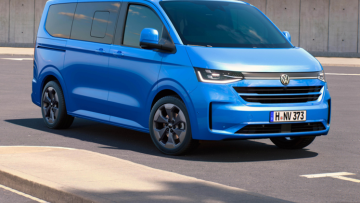 VW Caravelle (2025) in Mid Blue Metallic schräg von vorn in Nahaufnahme