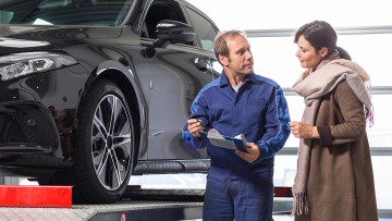 Dialogannahme zwischen einem Werkstattmeister und einer Kundin