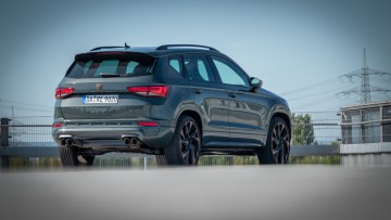 Cupra Ateca VZ steht auf einem Parkhausdach und wurde tief von hinten fotografiert