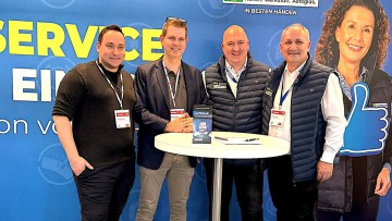 Euromaster und FMS besiegeln ihre Zusammenarbeit: (v.li.n.re) Dominik Gerhards (Head of Operations FMS), Dominik Paegel (Geschäftsführer FMS), Carsten Fischer (Head of Sales Euromaster) und Musli Morina (Key Account Manager Euromaster)