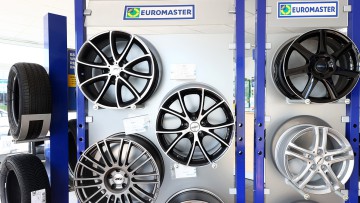 Euromaster-Produktwand mit Reifen und Felgen
