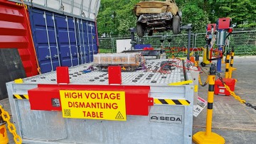 Eine Hochvolt-Batterie darf nur in einer qualifizierten Fachwerkstatt ausgebaut werden.