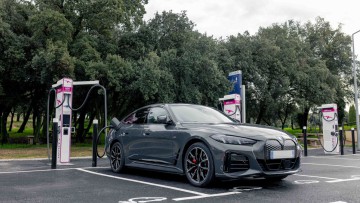 BMW i4 lädt an neuem HPC-Ladepunkt in Sorgues an einem Alpitronic HYC1000 Charger