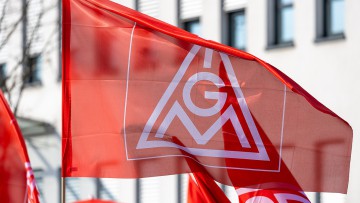Beschäftigte des bayerischen Kfz-Handwerks beteiligen sich an einem Warnstreik der IG Metall. In Nürnberg findet eine gemeinsame Kundgebung vor der Mercedes-Benz Niederlassung von Beschäftigten mehrerer Autohäuser aus Nürnberg und Fürth statt. Anlass ist 