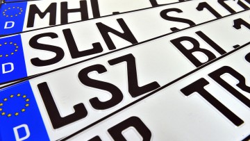 Alte Autokennzeichen der Thüringer Städte Schmölln, Bad Lobenstein, Bad Langensalza und Zeulenroda-Triebes.