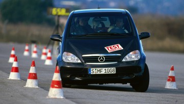 Vom Debakel zum Marketingcoup: Mercedes rüstete nach dem Elchtest-Flopp die A-Klasse als ersten Kleinwagen serienmäßig mit dem Antischleuderprogramm aus.
