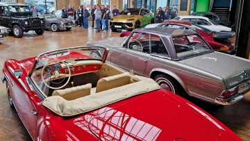 Oldtimer sind in einem Showroom ausgestellt.