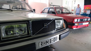 Ein Volvo 244 (l) aus dem Jahr 1978 und ein BMW 318 aus dem Jahr 1988 stehen im Oldtimermuseum Culitzsch. Die Autos gehören zu einer Sonderschau mit dem Titel «Unerreichbar nah», die sich mit Westimport-Fahrzeugen für die DDR beschäftigt. 