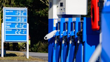 Anzeige mit hohen Spritpreisen an einer leeren Tankstelle in Frankfurt (Oder)