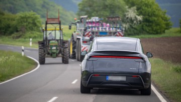 Tesla Autonomes Fahren Landstraße