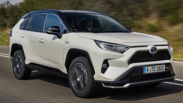 Toyota RAV4 fährt auf einer Straße