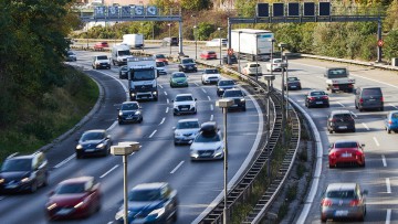 Autoverkehr fließt flüssig auf der A100 auf Höhe vom Berliner Südkreuz. 
