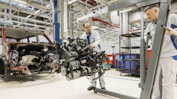Startschuss für Kreislaufwirtschaft: Fahrzeugwerk Zwickau startet GeschäftsfelderE startet in Zwickau
Ausbau des Motors eines alten Volkswagen T6, bevor dieser demontiert wird.