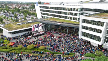 ZF-Mitarbeiter demonstrieren vor dem Forum des Automobilzulieferers in Friedrichshafen.