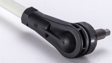 ZF hat gemeinsam mit BASF und Mercedes recyceltes Polyamid aus gebrauchten Getriebeölwannen als Material für einen Stabilizer-Link wiederverwertet.