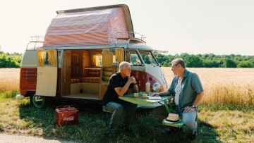 GETTYGO-Geschäftsführer Steffen Fritz im Gespräch mit Interviewer Lutz Kiefer vor einem VW Bulli