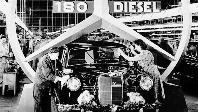Vom Vorreiter zum Massenphänomen – Mit dem 1954 eingeführten Mercedes 180 D in moderner Pontonform findet der Diesel auch bei Privatkunden viele Fans.
