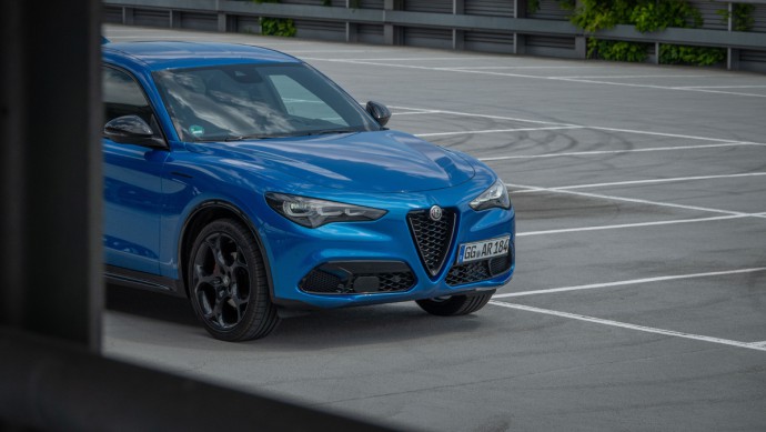 Alfa Romeo Stelvio Misanoblau im Anschnitt fotografiert