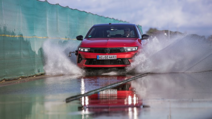 Im Test sind neun Sommerreifen der Dimension 225/45 R17, getestet auf Opel Astra 1.2T