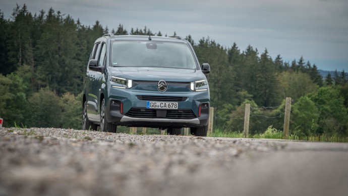 Citroen Berlingo HDi130 Max von vorn fotografiert, Fahrzeug ist in blau lackiert